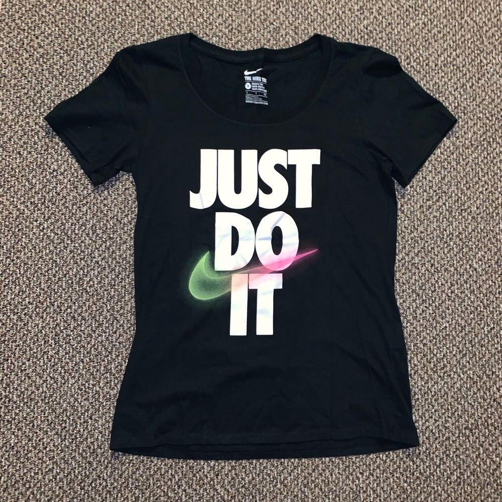 Women’s NIKE shirt sleeve tee